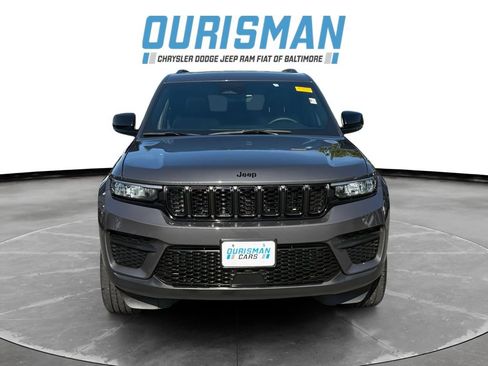 Used 2025 Jeep Grand Cherokee Altitude w/ Trailer Tow Package AWD/4WD image 8
