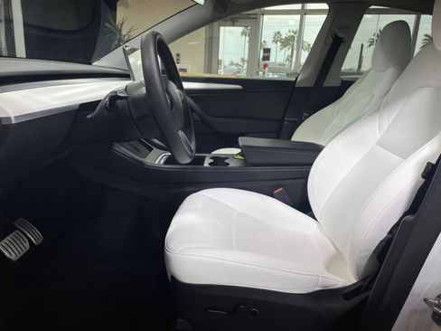 Used 2025 Tesla Model Y Performance image 13