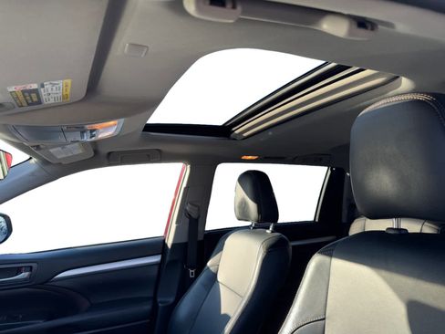 Used 2019 Toyota Highlander XLE image 3