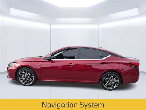 Used 2024 Nissan Altima 2.0 SR FWD image 2