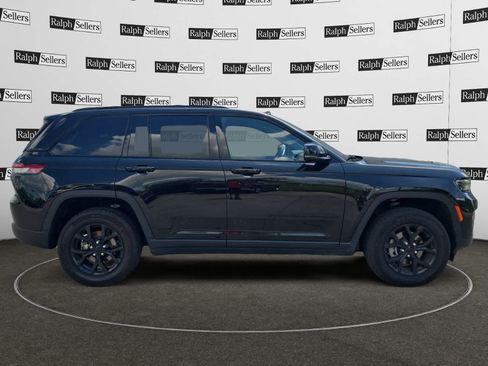 Used 2025 Jeep Grand Cherokee Altitude AWD/4WD image 7