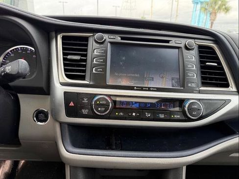 Used 2018 Toyota Highlander XLE FWD image 16