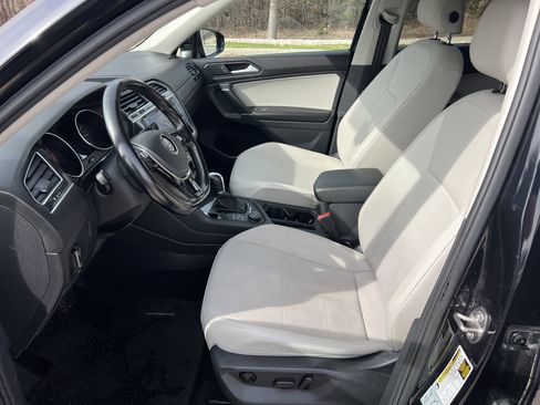 Used 2018 Volkswagen Tiguan SE w/ 18" Alloy Wheels Package image 12