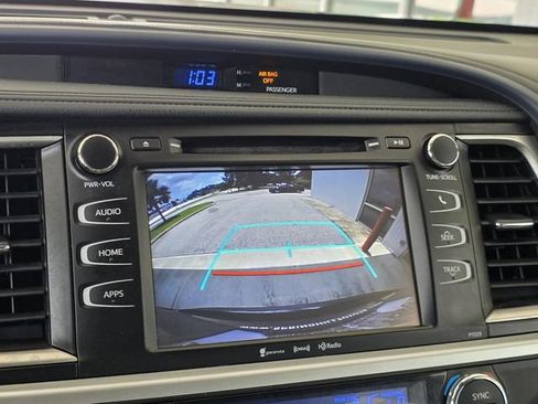 Used 2018 Toyota Highlander Plus FWD image 16