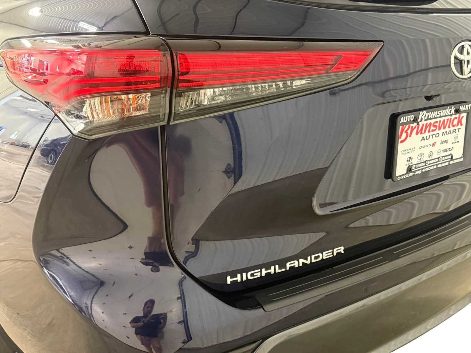 Certified 2021 Toyota Highlander Limited AWD/4WD image 17