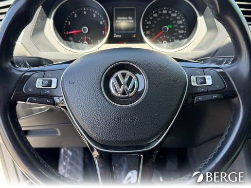 Used 2018 Volkswagen Tiguan SEL FWD image 36