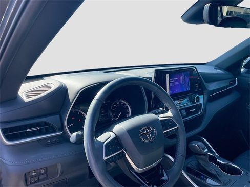 Used 2023 Toyota Highlander L image 11
