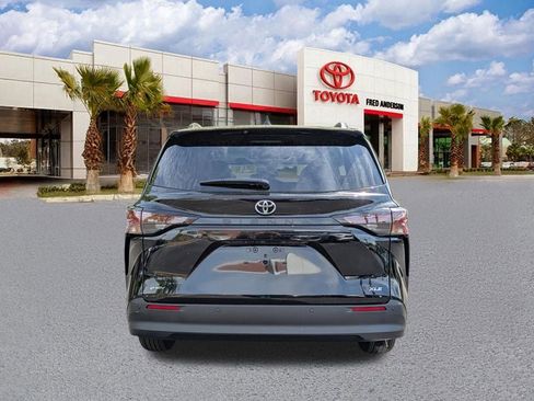 New 2026 Toyota Sienna XLE image 6
