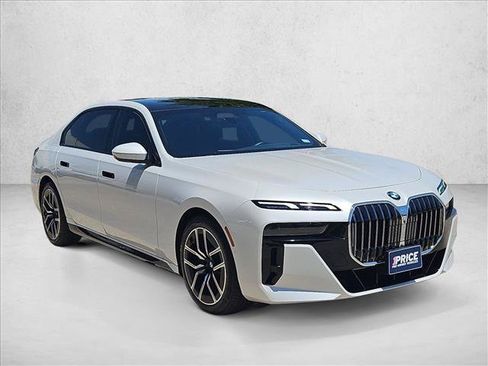 Used 2023 BMW 760i xDrive AWD/4WD image 3