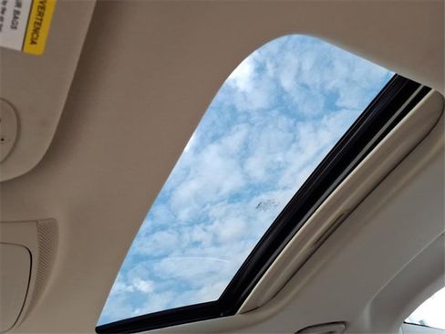 Used 2017 Ford Fusion SE w/ Fusion SE Technology Package image 25