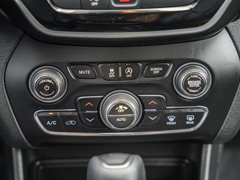 Used 2019 Jeep Cherokee Limited AWD/4WD image 25