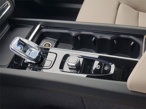 New 2026 Volvo XC60 B5 Plus w/ Protection Package Premier image 22