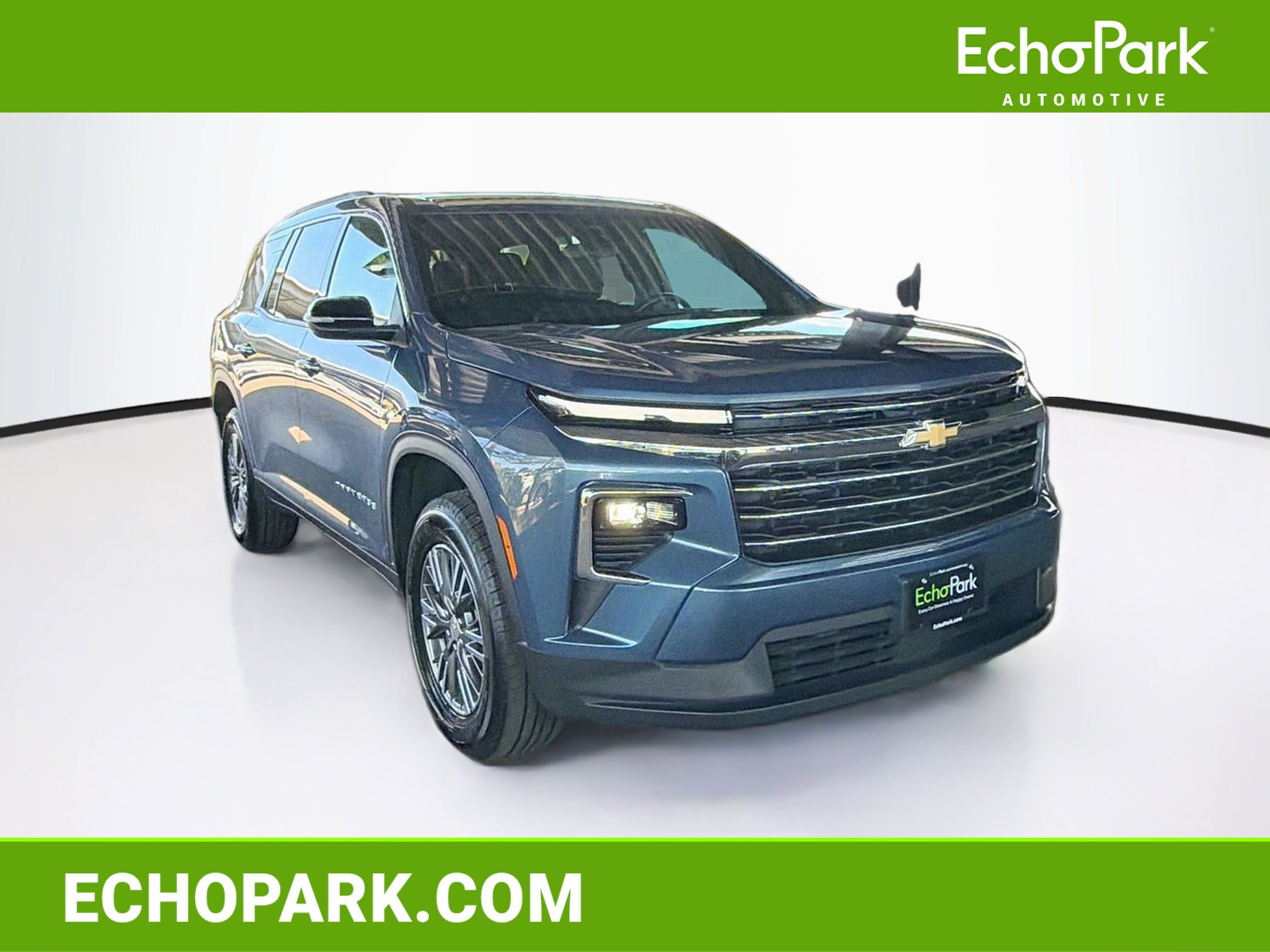 Used 2025 Chevrolet Traverse LT AWD/4WD image 1