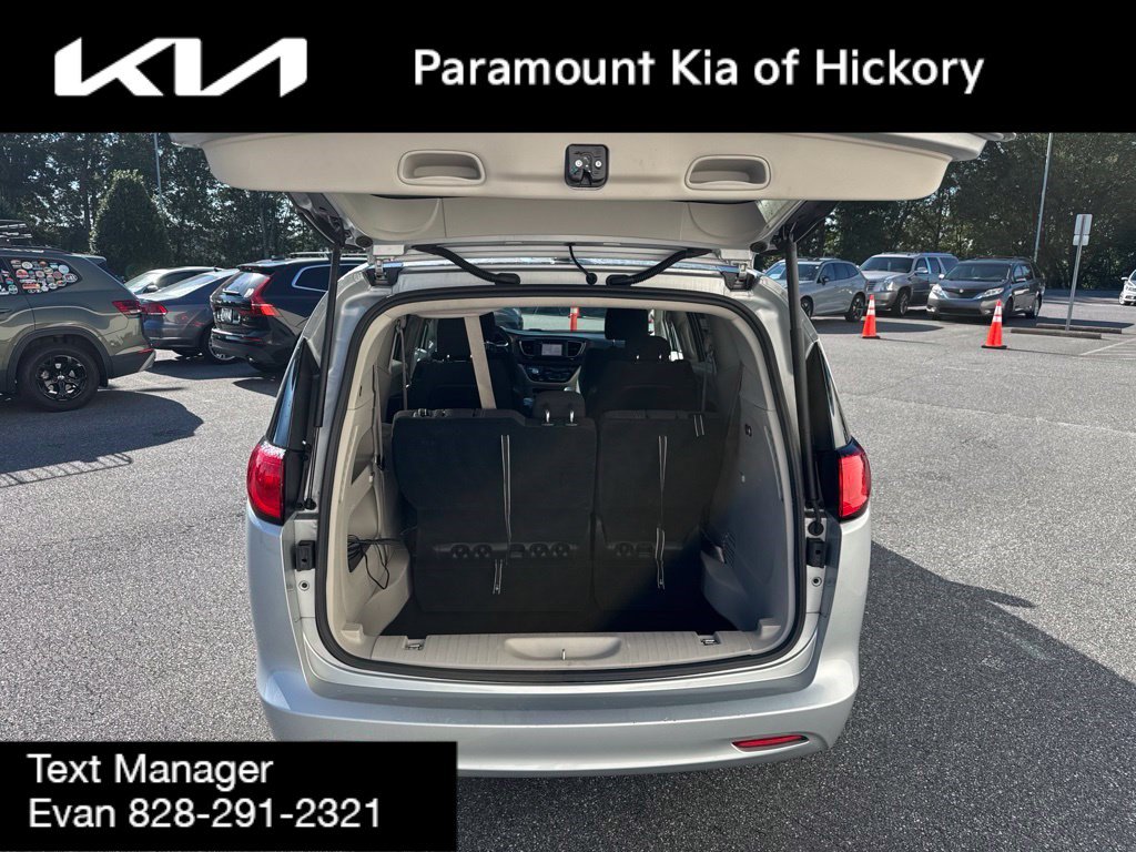 Used 2023 Chrysler Voyager LX FWD image 10