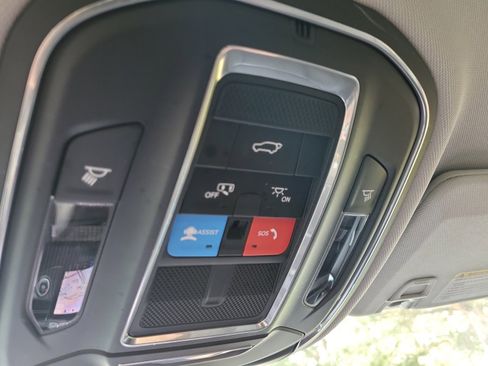 Used 2022 Jeep Grand Cherokee Limited image 33