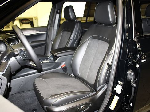 New 2026 Jeep Grand Cherokee Altitude AWD/4WD image 25