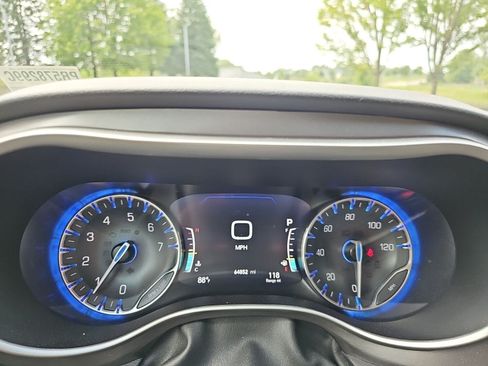 Used 2023 Chrysler Pacifica Touring-L FWD image 22