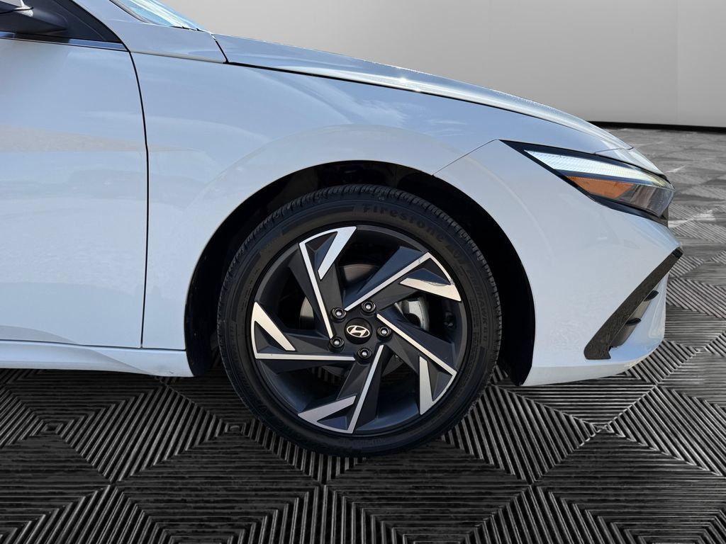 Used 2025 Hyundai Elantra Limited FWD image 14