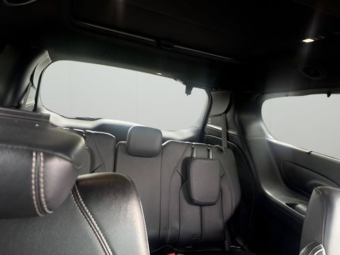 Used 2018 Chrysler Pacifica Touring-L Plus FWD image 15