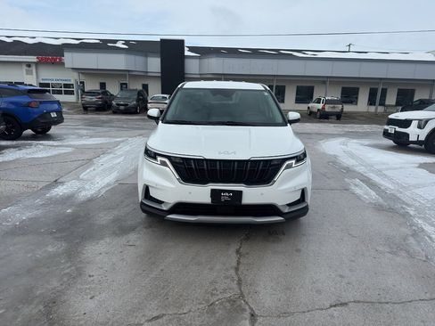 Used 2024 Kia Carnival EX image 3