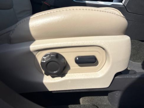 Used 2014 Ford Explorer XLT w/ Equipment Group 202A FWD image 17