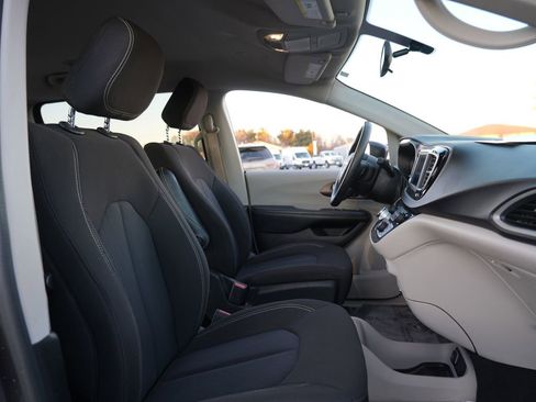 Used 2020 Chrysler Voyager LX image 11