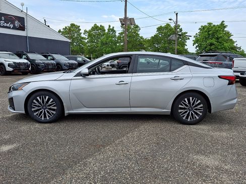 Certified 2023 Nissan Altima 2.5 SV w/ SV Premium Package FWD image 6