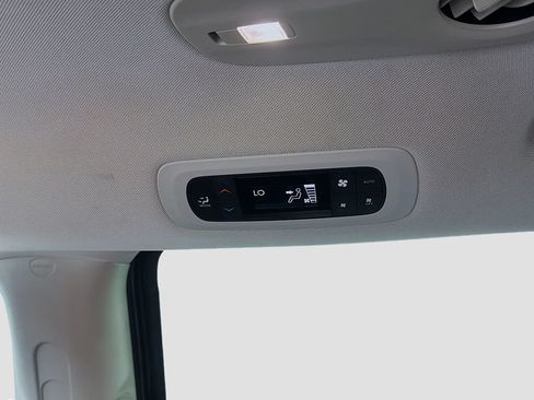 Used 2019 Chrysler Pacifica Touring-L FWD image 39