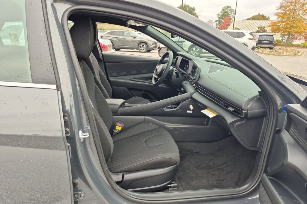 New 2026 Hyundai Elantra SEL Sport FWD image 18