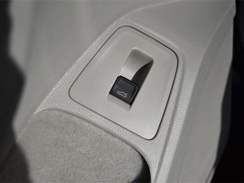 Certified 2023 Volkswagen Tiguan SE w/ Panoramic Sunroof Package image 9