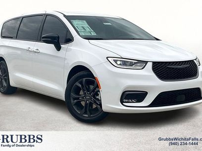 New 2026 Chrysler Pacifica Select