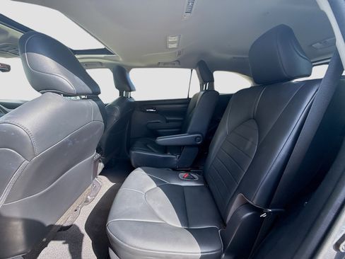 Used 2020 Toyota Highlander XLE image 24