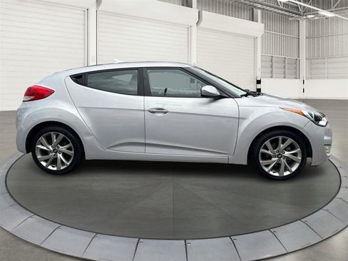 Used 2017 Hyundai Veloster FWD image 6