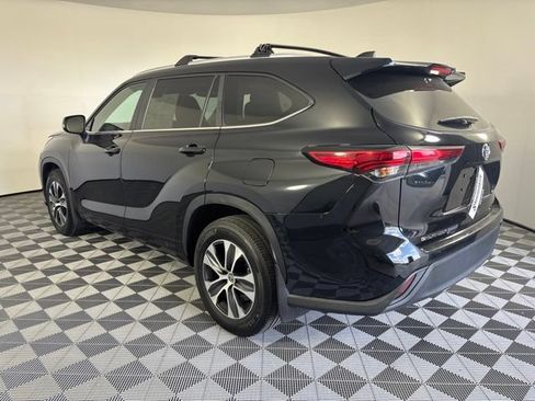 Used 2023 Toyota Highlander XLE AWD/4WD image 40