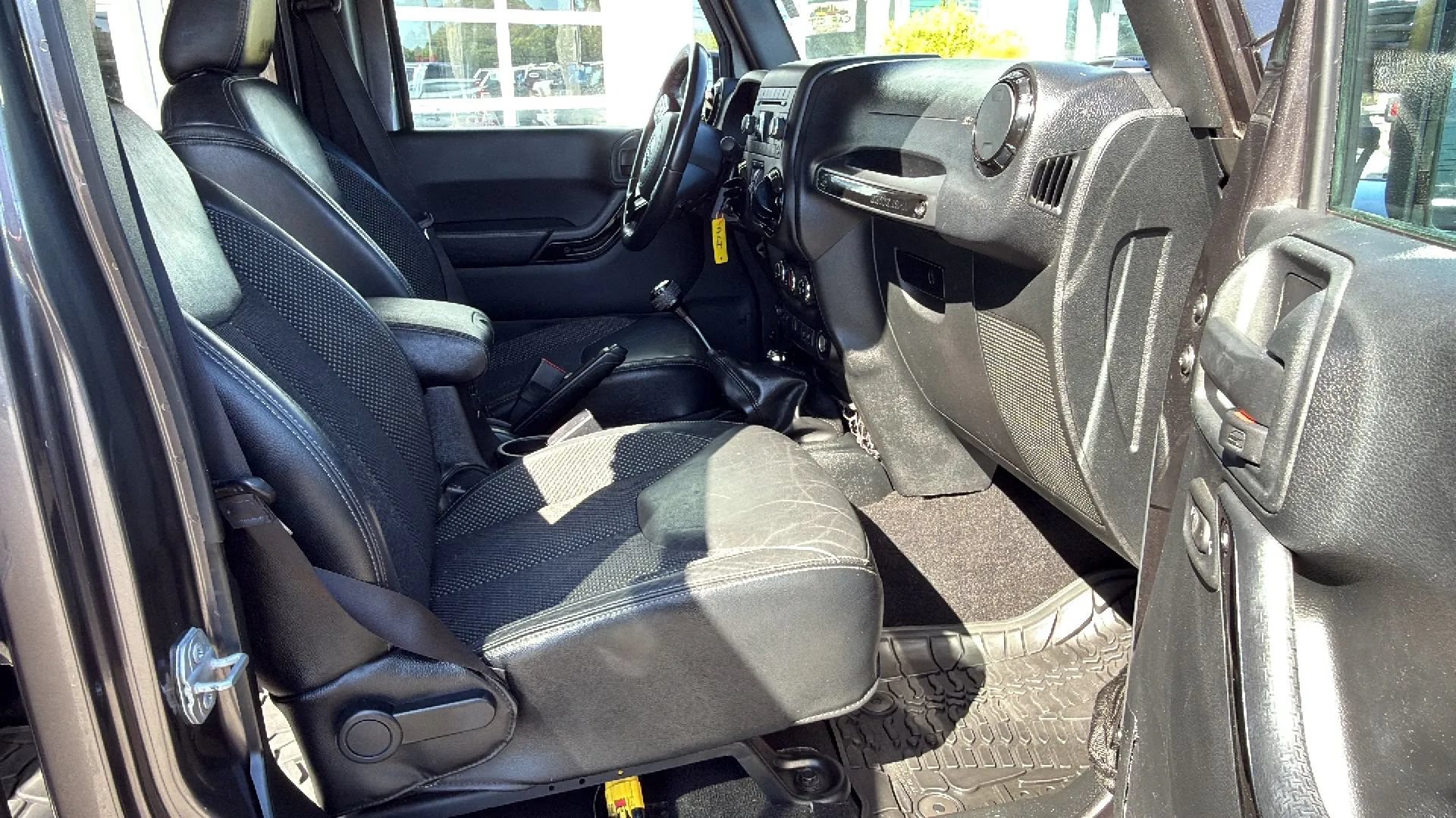 Used 2016 Jeep Wrangler Unlimited Sahara AWD/4WD image 18