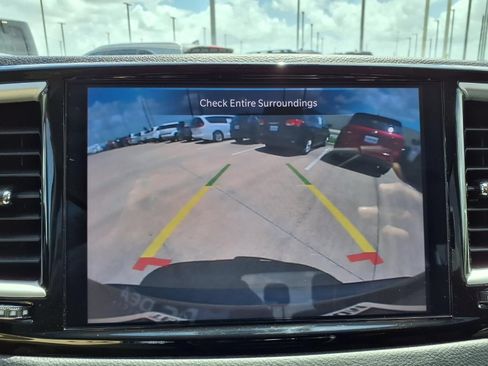 Used 2023 Chrysler Pacifica Touring-L FWD image 10