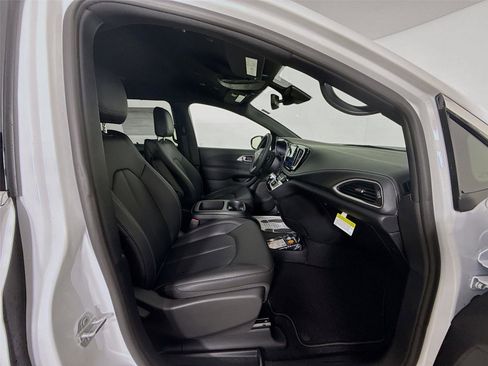 New 2026 Chrysler Pacifica Select image 31