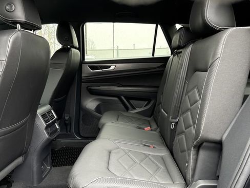 Certified 2025 Volkswagen Atlas Cross Sport SE image 24