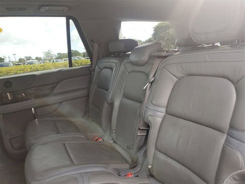 Used 2019 Lincoln Navigator Select image 12