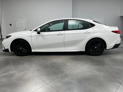 Used 2025 Toyota Camry SE image 4