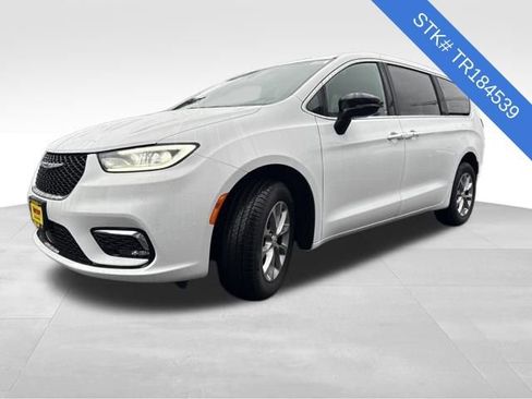 New 2026 Chrysler Pacifica Select image 3