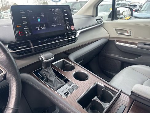Used 2024 Toyota Sienna XLE image 9