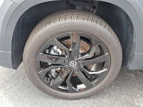 Certified 2023 Volkswagen Taos SE w/ Black Wheel Package FWD image 8