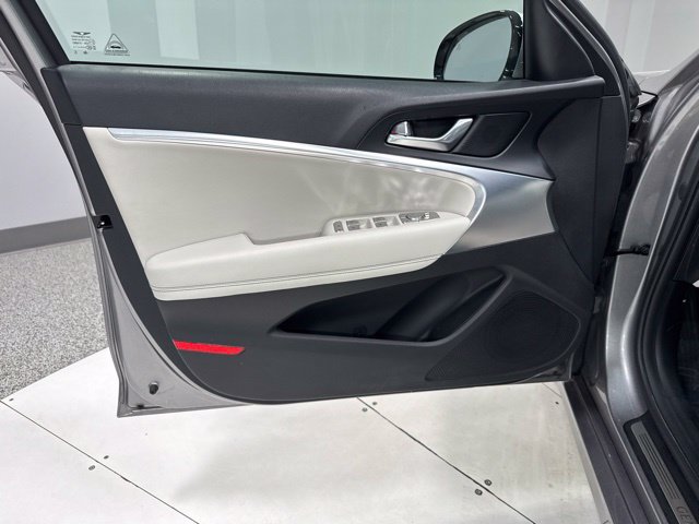 Used 2025 Genesis G70 2.5T RWD image 10