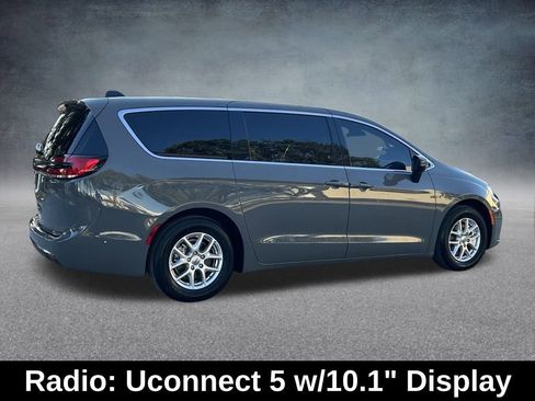 Used 2023 Chrysler Pacifica Touring-L image 6