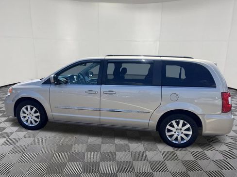 Used 2014 Chrysler Town & Country Touring FWD image 8