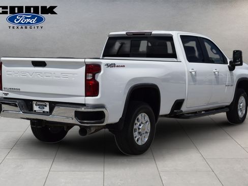 Used 2022 Chevrolet Silverado 2500 LT w/ Convenience Package AWD/4WD image 3