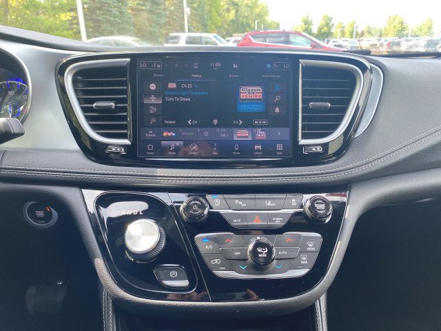 Used 2025 Chrysler Pacifica Limited FWD image 13