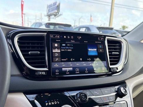 Used 2023 Chrysler Pacifica Touring-L image 25