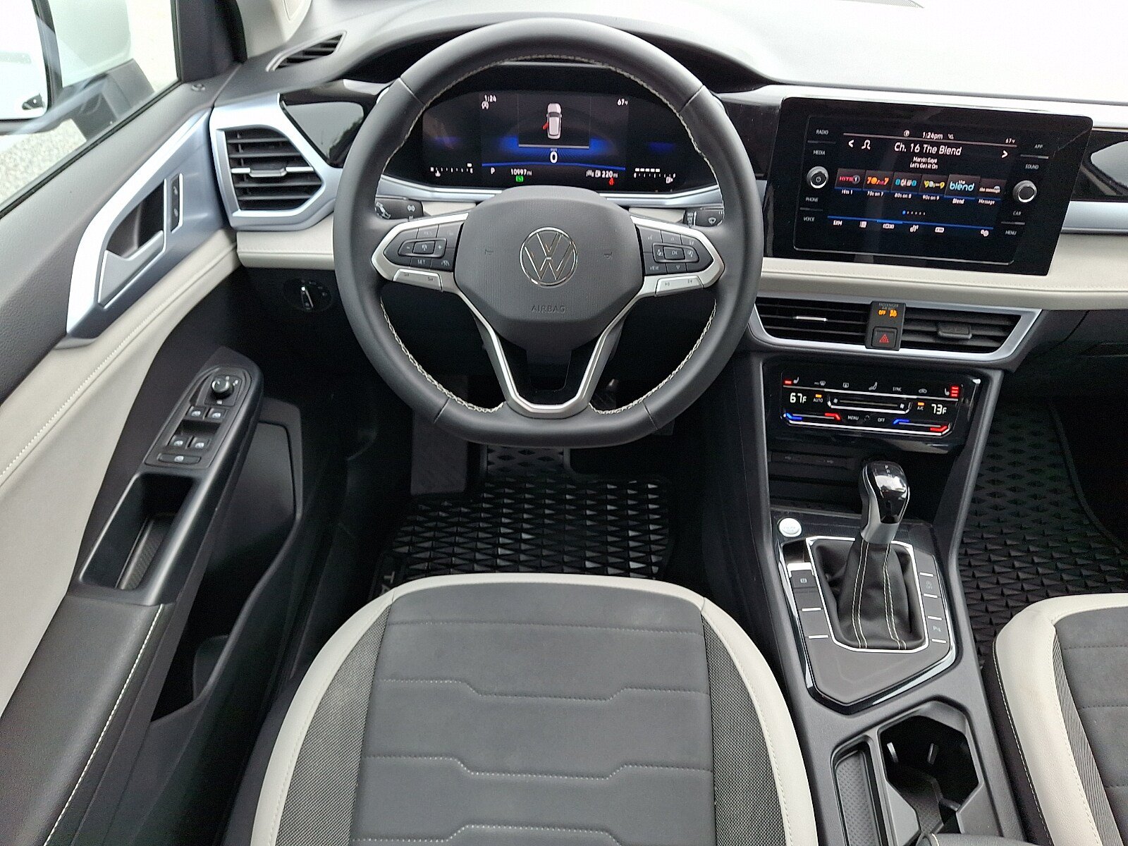 Used 2025 Volkswagen Taos SE FWD image 11